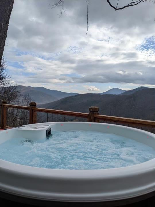 Cyanna Valley Spas Model 103 - 5 Seat, 20 Jet Hot Tub with LED Lighting - CYA3