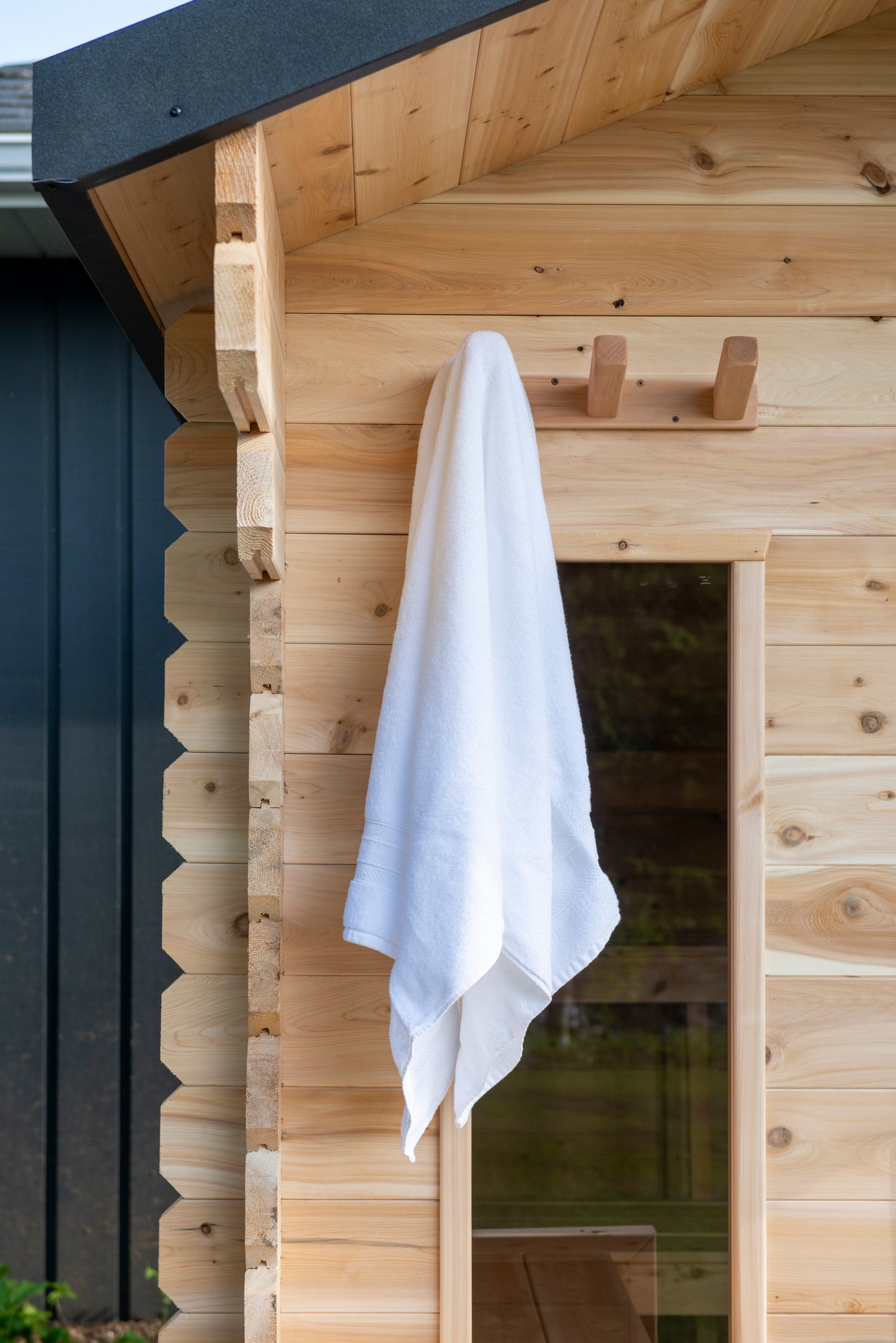 Dundalk Leisurecraft Canadian Timber Georgian Cabin Electric Sauna with Front Porch | 4 Persons CTC88PE